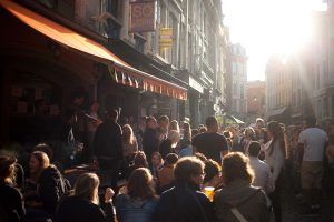 Scène de rue à la braderie de Lille. Septembre 2017.