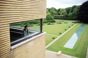 Visiteuse pour la réouverture de la Villa Cavrois à Croix par Mallet Stevens avec vue sur le miroir d'eau. Juillet 2015.