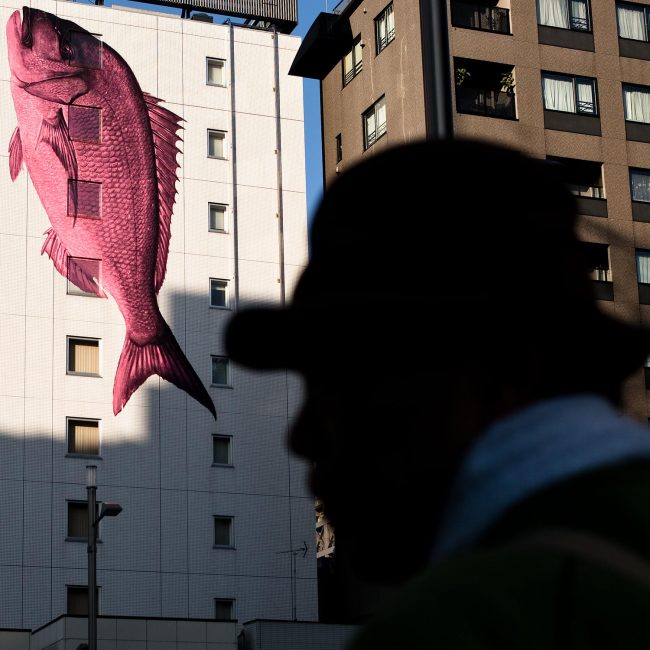 Photo de rue 35mm à Tokyo, un travailleur du marché aux poissons.